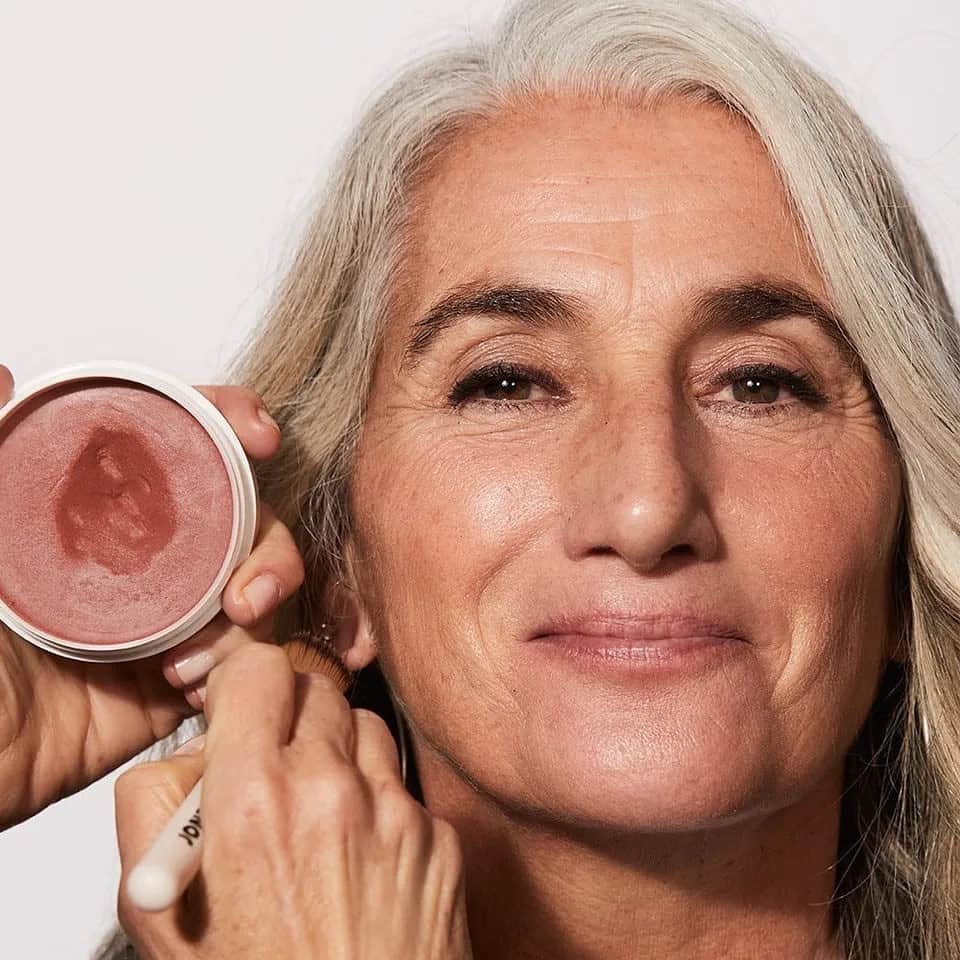 Vogue Beautyのインスタグラム：「"Wear the makeup, don't have it wear you. Instead of trying to hide flaws, enhance what you've got," says legendary makeup artist @sandylinter on wearing makeup above a certain age. At a time when the fashion industry is, at long last, celebrating women over 50, Linter believes there's no time like the present for older women to not just embrace makeup but have fun with it. From natural-looking coverage to subtle tricks that make the eyes pop, tap the link in our bio for @sandylinter's guide to makeup for women over 50.」