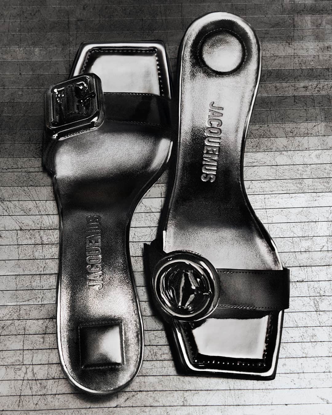 ネッタポルテのインスタグラム：「NEW METAL: Designed to shimmer and shine, set the silver tone in @jacquemus's 'Regalo' mules.  Tap the link in bio to shop at #NETAPORTER.」