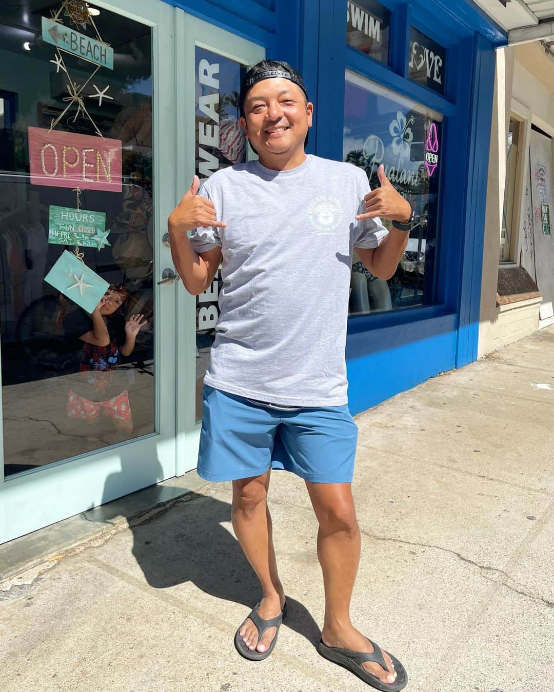 Pualani Hawaii Beachwearのインスタグラム：「コラボT着てアロハ〜🤙🏽🤙🏽  素敵な笑顔の小嶋さん、ティニーTシャツがとてもお似合いです😆  コラボTは、男女兼用で着られます。サイズは男性向け👌  男性のお客様が増えてきて、嬉しいです〜☺️  ご来店ありがとうございました！  #ハワイ限定 #hawaii #ハワイ #ハワイ旅行 #ハワイ土産 #ハワイ好きな人と繋がりたい #ハワイ購入品 #ハワイ好き #ハワイ暮らし #ハワイ情報 #ハワイお土産 #aloha #ハワイ旅 #ハワイ限定品 #ハワイショッピング#モンサラット#プアラニハワイ#ボートハウス#キャプテンサンタ#モンサラットアベニュー#プアラニハワイビーチウェア」
