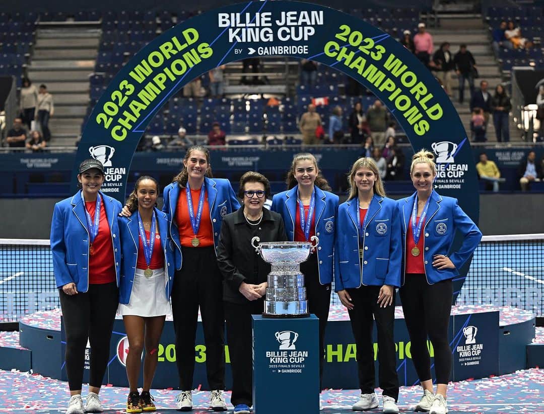ウージニー・ブシャールのインスタグラム：「Wearing our new Billie Blue Jackets with the legend herself 💙  📸 ITF」