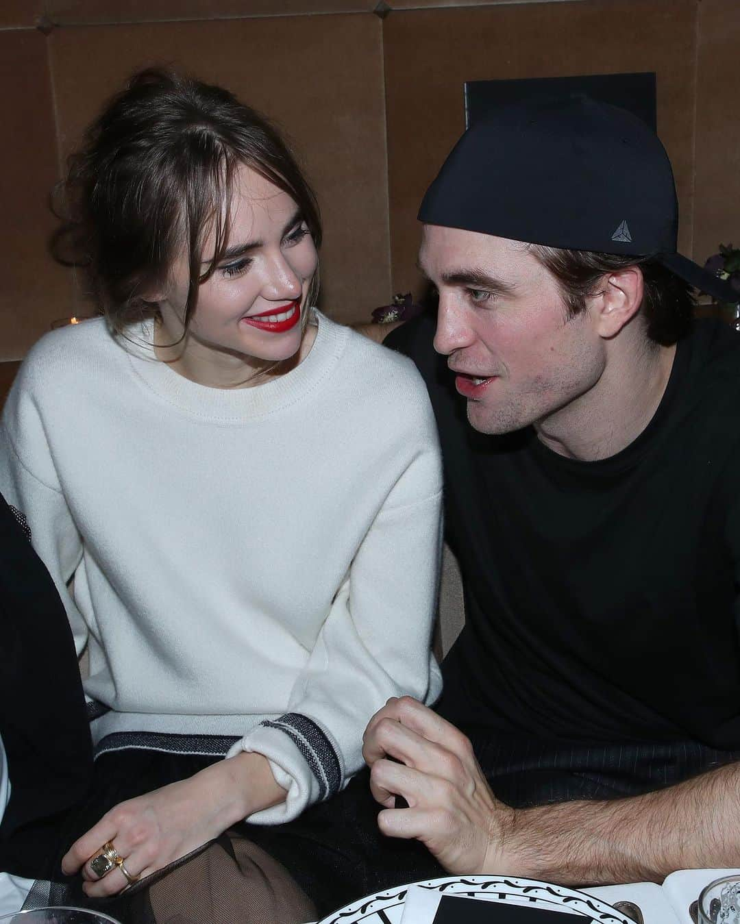 ELLE Czechさんのインスタグラム写真 - (ELLE CzechInstagram)「Můžeme gratulovat? Po uši zamilovaní, ale neobyčejně nesdílní. Hollywoodský pár Robert Pattinson a Suki Waterhouse jsou sice spolu už několik let, ale jejich společná vystoupení na veřejnosti by se dala na prstech spočítat. Když si teď spolu vyrazili do ulic LA, paparazzi začali šílet. Nejen proto, že pár není spolu vidět často, ale především proto, že se Suki pod svetrem zřetelně rýsovalo malé bříško.  Celý článek dnes na ELLE.cz.   ___ Foto: @gettyimages  Text: @veronikasiskin    #ReadOnELLE #ELLECzech #SukiWaterhouse #RobertPattinson #Pregnant #Celebs」11月14日 4時47分 - elleczech