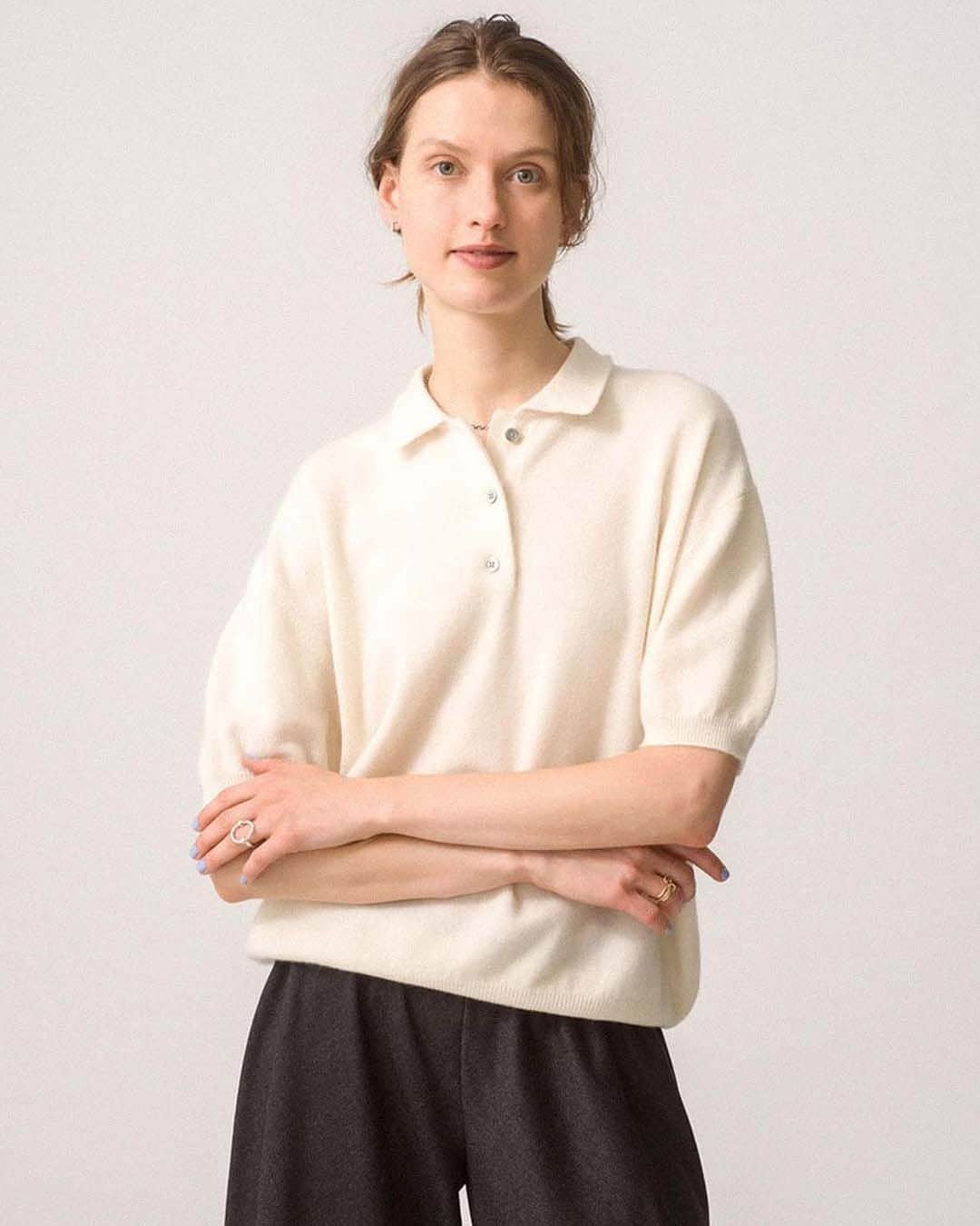 デミリーのインスタグラム：「Easy + effortless, with a little boyish cool—the Darrin Top in 100% cashmere. Our Signature Cashmere Collection, available in US + Japan. 📸 via @ronhermanjp」