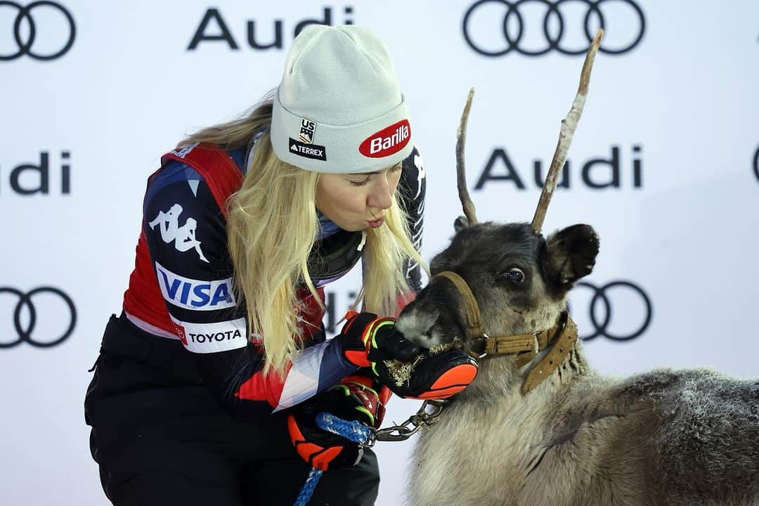 ミカエラ・シフリンのインスタグラム：「Thank goodness Aleks doesn’t look at me like this when I try to kiss him😂…  Behold: the announcement you’ve all been waiting for (lol, hardly I’m sure 🤪)…I loved all of the suggestions for reindeer names that everyone sent! Finally landed on one that I don’t think too many people would expect: Grogu! The background on this is fairly simple–Grogu (Baby Yoda) is one of my favorite characters of all time. His mannerisms are so funny and he’s simultaneously adorable and badass. Last year during the season, I started to use him as inspiration when I would get nervous at races and it became kind of a running joke with my team and family. Basically whenever I seem to be feeling a lot of pressure someone close to me will whisper “Groguuuuu!” And that helps me to kind of reset🥴.  Other fav suggestions were:  “Iga” (after @iga.swiatek - LOVE this one, obvi), “Muffin” (after my dear cat who passed a few years ago), “Loopie” (a really silly nickname I use for @akilde), “Lucky (no. 7)” (because we all can use a bit of luck and I certainly got my fair share yesterday😅), “Petra” (love the idea of paying tribute to @petravlhova13’s performance over the weekend and how she has pushed my own level of skiing higher over the years) …Or something relating to @taylorswift (or TSwift and @killatrav, cuz #trending 📶😉), there are a lot of possibilities here as it was no. 89 for me and she just released 1989 (Taylor’s Version)…“Wilder” for Wildest Dreams comes to mind. Or perhaps “Seven (Mikaela’s Version)” or “89 (Mikaela’s Version)”.  As you can see, lots of fun names available! But I’m very happy to settle on “Grogu” which my family and friends all agree on.🙃  The 🦌 Fam:  🦌Rudoph, 2013 🦌Sven, 2016 🦌Mr. Gru, 2018 🦌Ingemar, 2019 🦌Sunny, 2022 🦌Lorax, 2022 🦌Grogu, 2023」