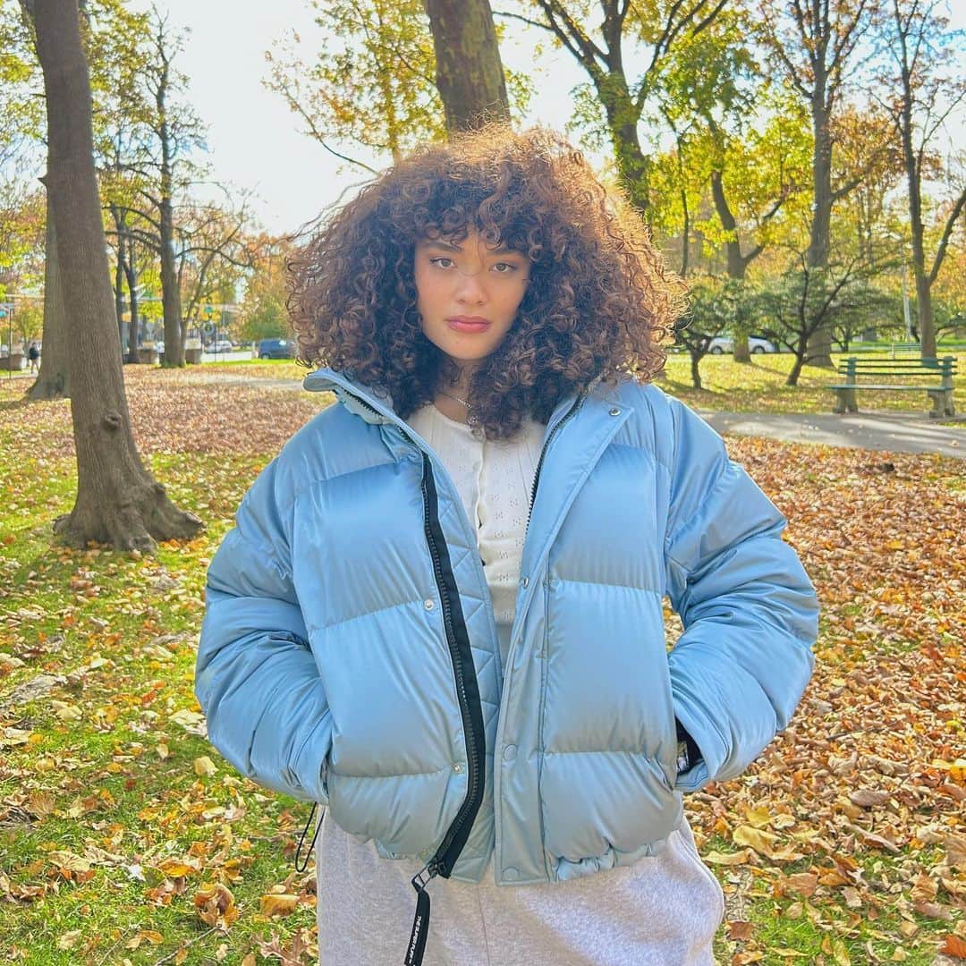 ダイアナ・ヴェラスのインスタグラム：「puffer szn @aritzia #thesuperpuff 🍂 #aritziapartner」