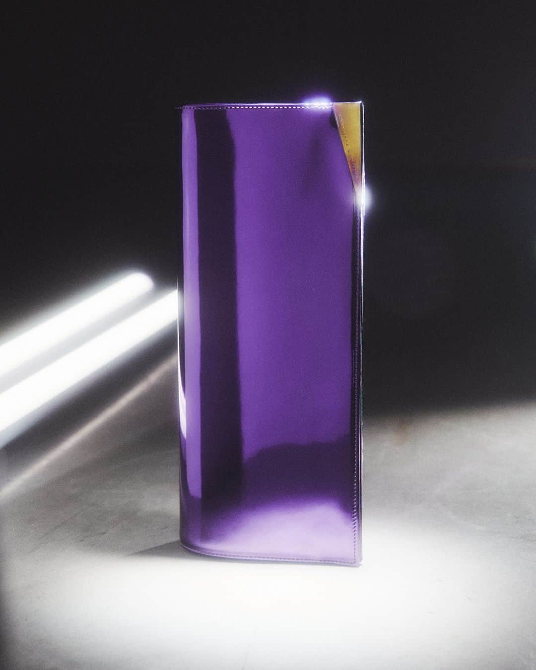 Giuseppe Zanotti Designのインスタグラム：「Purple reign. From our new capsule collection exclusively curated for the Asia-Pacific region, the sleekly colorful ARMIDE clutch. #GiuseppeZanotti #GZSS24」