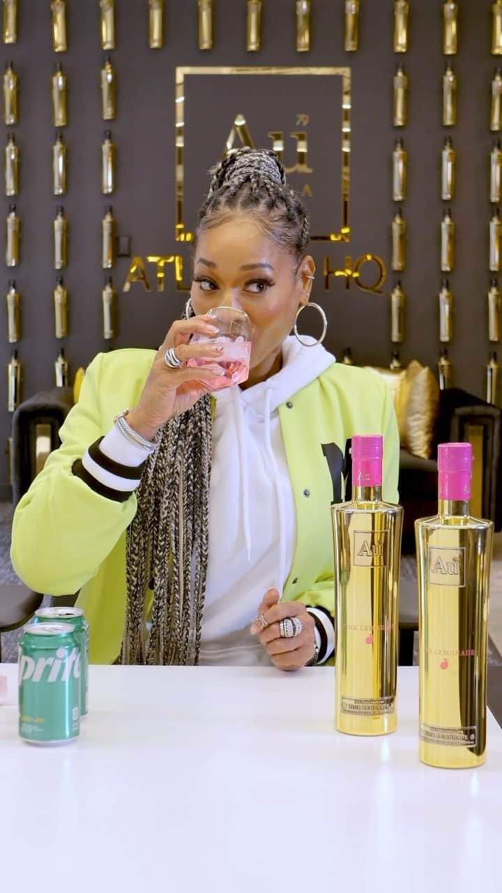 ミミ・ファウストのインスタグラム：「I decided to pull up on my boy @mrplay at the @auvodka 🇺🇸 H.Q to try out their Pink Lemonade vodka. It taste good like fr fr. 💖」