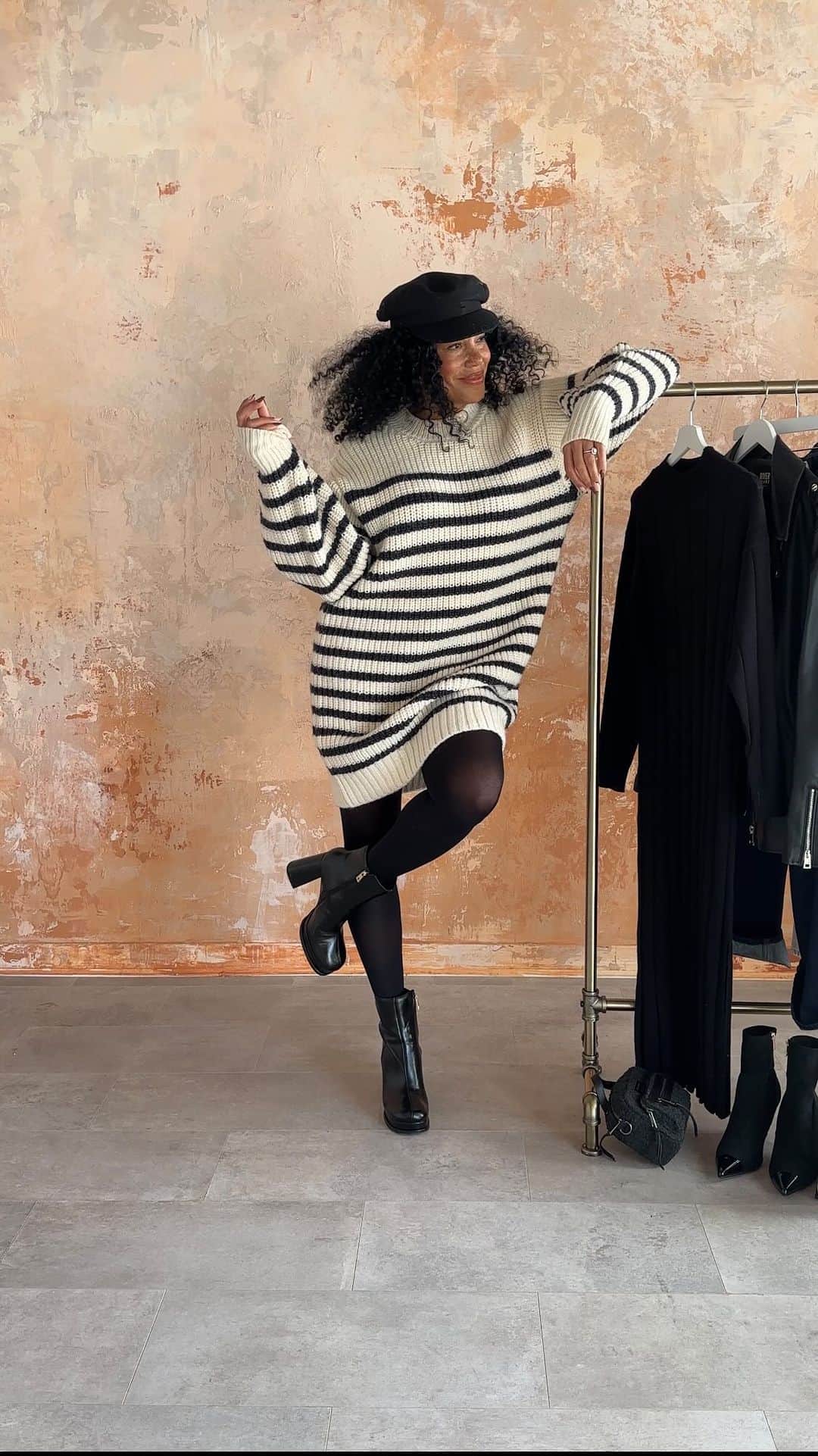 River Islandのインスタグラム：「@karenwilliamstylist is here with her easy guide to transitional dressing. Take it away, Karen.  #ImWearingRI #Linkinbio to shop #outfitinspirations #fashioninspo #outfitgram   Pink high neck jumper - 904097」