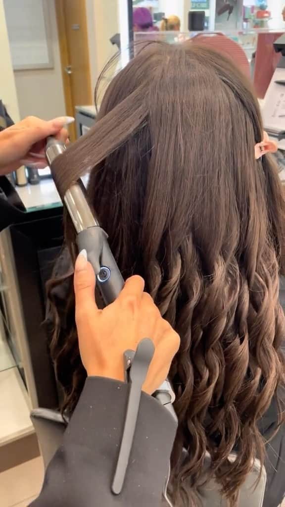 ghd hairのインスタグラム：「@ghdnewcastle putting our classic curl tong to werkkk with these perfect lose curls 🌀🩵  #ghd #ghdhair #classicurltong #curlingiron #curlyhair #hairhowto #hairtutorial」