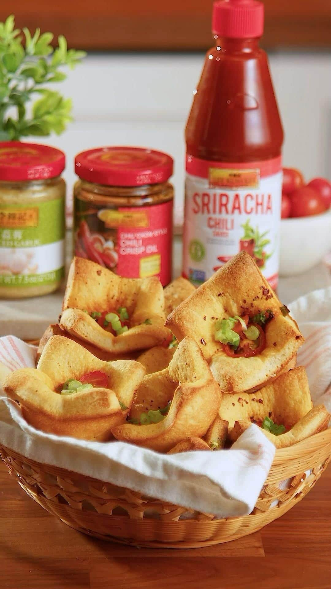 Lee Kum Kee USA（李錦記）のインスタグラム：「These Focaccia Bites may be small, but they have MEGA flavor thanks to Lee Kum Kee Chiu Chow Style Chili Crisp Oil and Sriracha Chili Sauce!  #leekumkee #leekumkeeusa #focacciabites #chilicrisp #chilicrispoil #srirachachili」