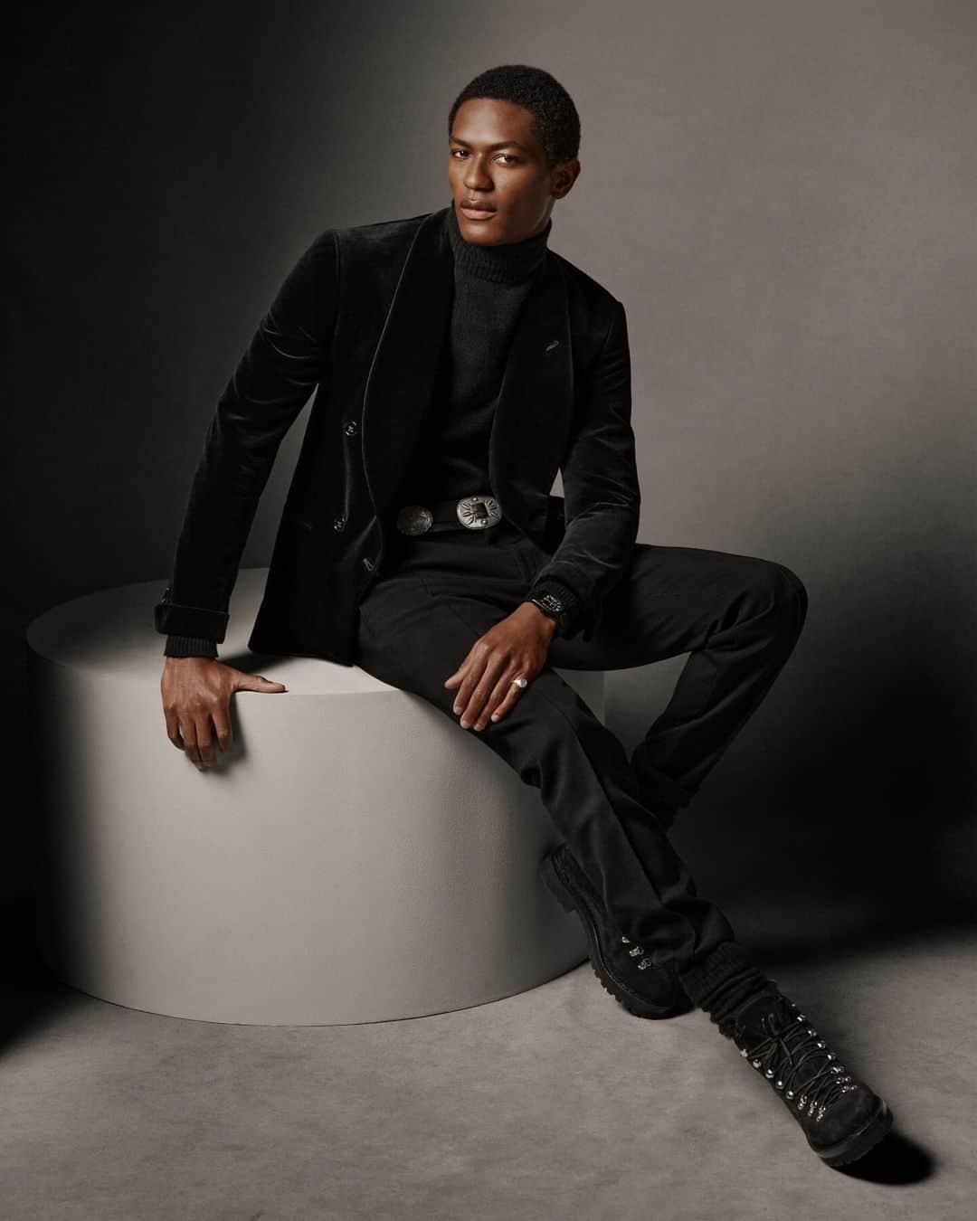 のインスタグラム：「A silver-plated concho belt crafted in collaboration with Navajo silversmith Jimmy Begay creates juxtaposition with #RLPurpleLabel’s #KentJacket, presented for #RLHoliday in custom-developed black velvet.  Discover the #RalphLauren Leather Cast Concho Belt and the Kent Hand-Tailored Velvet Jacket via the link in bio.」