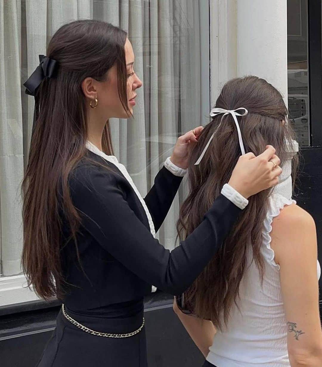 WHO WHAT WEARのインスタグラム：「POV: It's September 2007 and Gossip Girl has just sparked a renewed interest in hair accessories. Suddenly, our closets were flooded with headbands, scarves, and clips. We're heading into this new year with this same energy, but this time embracing quality over quantity. Whether you're tapped into the minimalist @celine look or favor statement pieces à la @chanelofficial, we've rounded up our favorite elevated hair accessories at the link in our bio.  photos: @sarahhsol @leatngu @emmanuellek_ @dananozime」