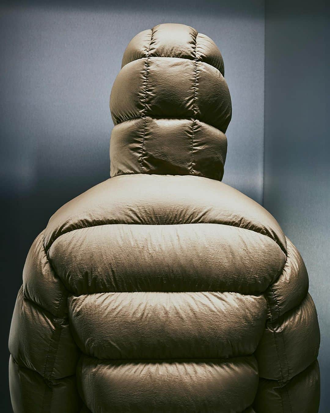 マッカージュのインスタグラム：「SOFTWASH CRINKLE   ADELMO, a heavy down jacket with a soft wash finish of ultimate comfort and unique style. Garment dyed for monochromatic appeal, the adjustable sleeve tabs with snaps and adjustable drawcord at hem lock in the warmth for temperature down to -25°C. A pillowlike hooded layer for winter’s coldest days.   More on MACKAGE.COM   #MACKAGE #MONDEMACKAGE」