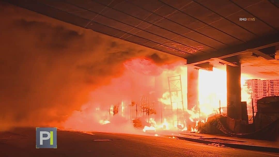 Primer Impactoのインスタグラム：「🔥 Un incendio obliga a un gobierno estatal a decretar el estado de emergencia y el cierre de una autopista convierte el tráfico en una pesadilla.  📺 Más en Primer Impacto a las 5pm/ 4C de lunes a viernes por @univision.」