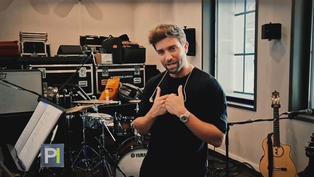 Primer Impactoのインスタグラム：「🎶 Tras ser nominado al Latin Grammy en múltiples ocasiones, el cantante Pablo Alborán nos cuenta lo que espera de la ceremonia que tendrá lugar este jueves en Sevilla.  📺 Más en Primer Impacto a las 5pm/ 4C de lunes a viernes por Univision.」