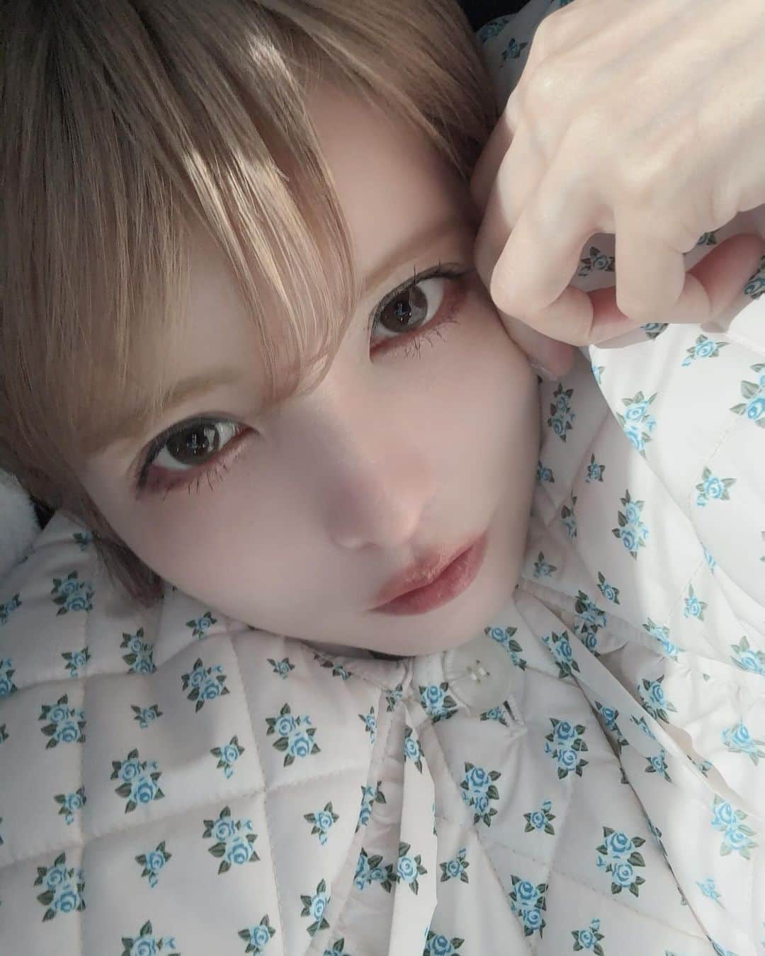益若つばさのインスタグラム：「おはようございサイタマ。今日も４時起きです。めざましテレビ出ます。⏰ ⁡ カラコンはBambiシリーズのピュアオリーブで、 「好きな人に会う時につけてね♡」とか謳っていたのに、自分が実際つける時は、めざましテレビでした。 @bambi_angelcolor  ふふ。可愛いから全てよし。 ⁡ ナチュラルで大好き。新作カラコンも早くつけてまた載せるね!🐻🫶🏻 ⁡ ⁡ 【📺テレビ情報】 ⁡この後、 2023年11月14日(火) フジテレビ系 めざましテレビ ①6時55分〜お天気コーナー ②7時35分〜お天気コーナー＆スマイルチャージじゃんけん ⁡ ⁡に出ます!  今日11/14は埼玉県民の日ということで日本 #埼玉化計画 をめざましテレビからスタートで行います! ⁡ そのあとは埼玉県民に行って舞台挨拶リバイバル編とか点灯式とか舞台挨拶とか舞台挨拶とか色々行きます。とにかく埼玉ジャックな１日です。 ⁡ 詳しくは翔んで埼玉や私のHP見てくださいタマ。 これるところは顔出して声援お願いいたします。 500円でリバイバル版を観れたりもします。 翔んで埼玉観て沢山笑って幸せになってください🫶🏻 ⁡ ⁡ みんなは盛り上げる準備はできてるのか？ ⁡ 11/23に映画翔んで埼玉は公開です！！ ⁡ ⁡ 君は何県人だ？？ ⁡ ちなみに関西とはバチバチに戦うライバルですのでよろしく。💥💥  #翔んで埼玉　#movie #めざましテレビ  ⁡⁡  ⁡」