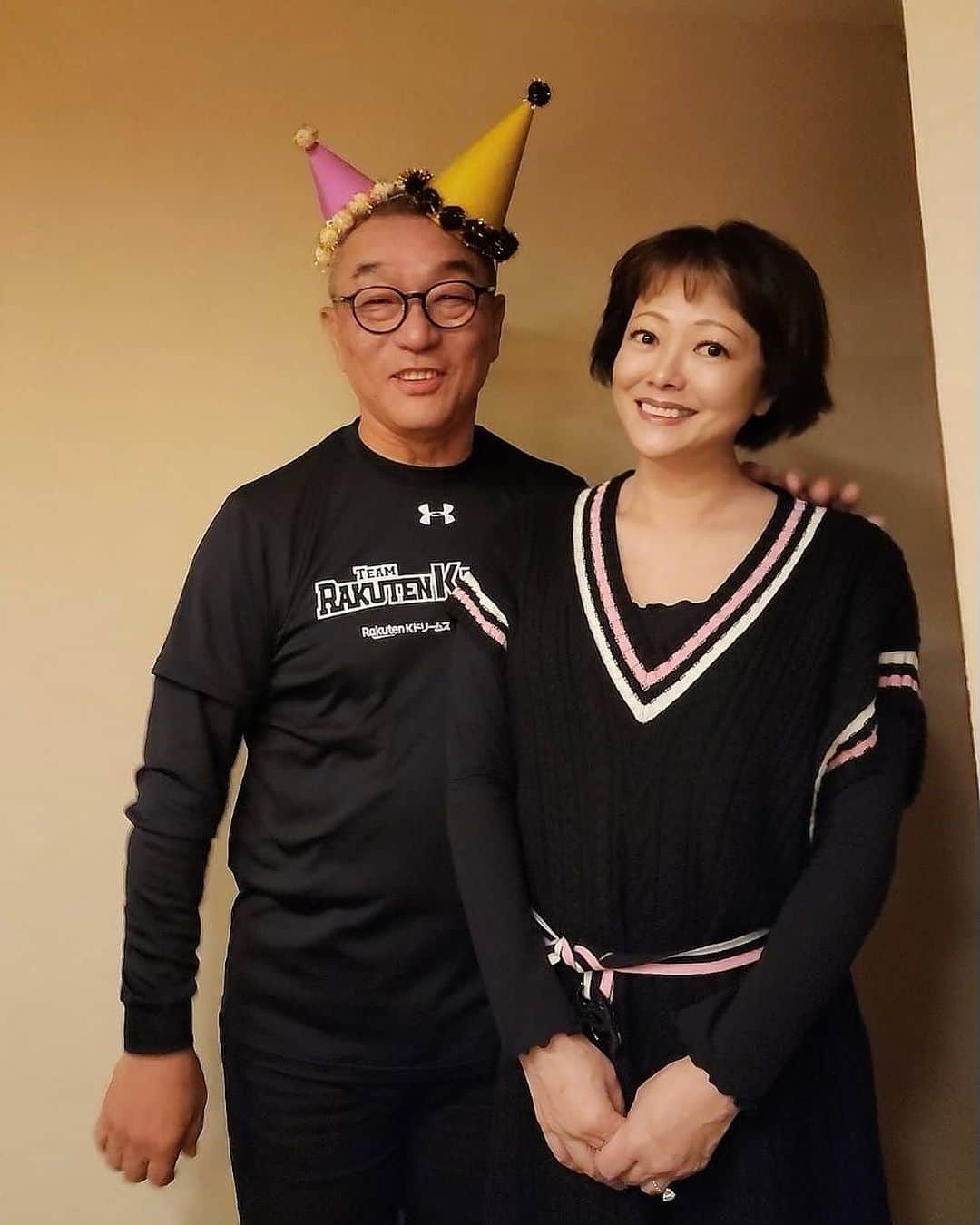NAOMIのインスタグラム：「68歳のお誕生日 パパおめでとう㊗️  久々の夫婦36年生写真🤣 (前に出された💦遠近法にて)  今後とも、中野浩一をよろしくお願い致します。  🚴‍♀️ 📺 🇯🇵  #9歳差夫婦  #1955年11月14日生まれ #無事にパパ68歳に #携わる全ての皆さまに感謝♡」