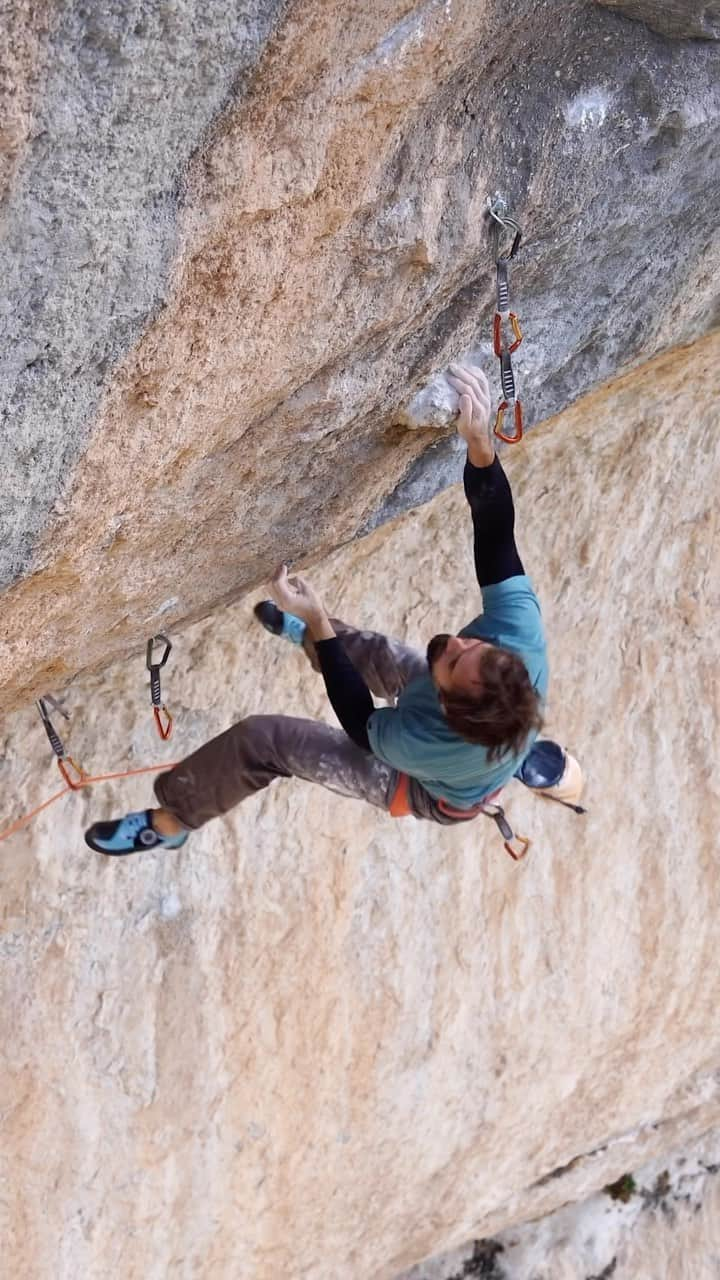 クリス・シャーマのインスタグラム：「Our new film Sleeping Lion is now live for subscribers on Reel Rock Unlimited! Follow @chris_sharma’s journey to stay on the cutting edge of climbing while juggling two young kids and a growing business. He spent two years trying this spectacular line in Siurana, Spain, making the first ascent this spring at the age of 41. 🐐 👑 Link in bio to RR Unlimited. You can also watch some raw footage of his attempts, now live on our YouTube channel. Link to rent in our bio. @tenayaclimbing @sharmaclimbing」