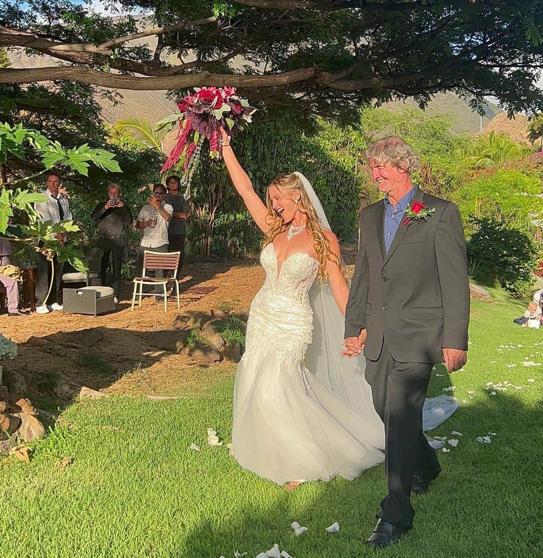 前田マヒナさんのインスタグラム写真 - (前田マヒナInstagram)「Wedding dump 😭🤍🤍 thanks for having me to my Maui family 🤍🤍」11月14日 5時36分 - mahinamaeda