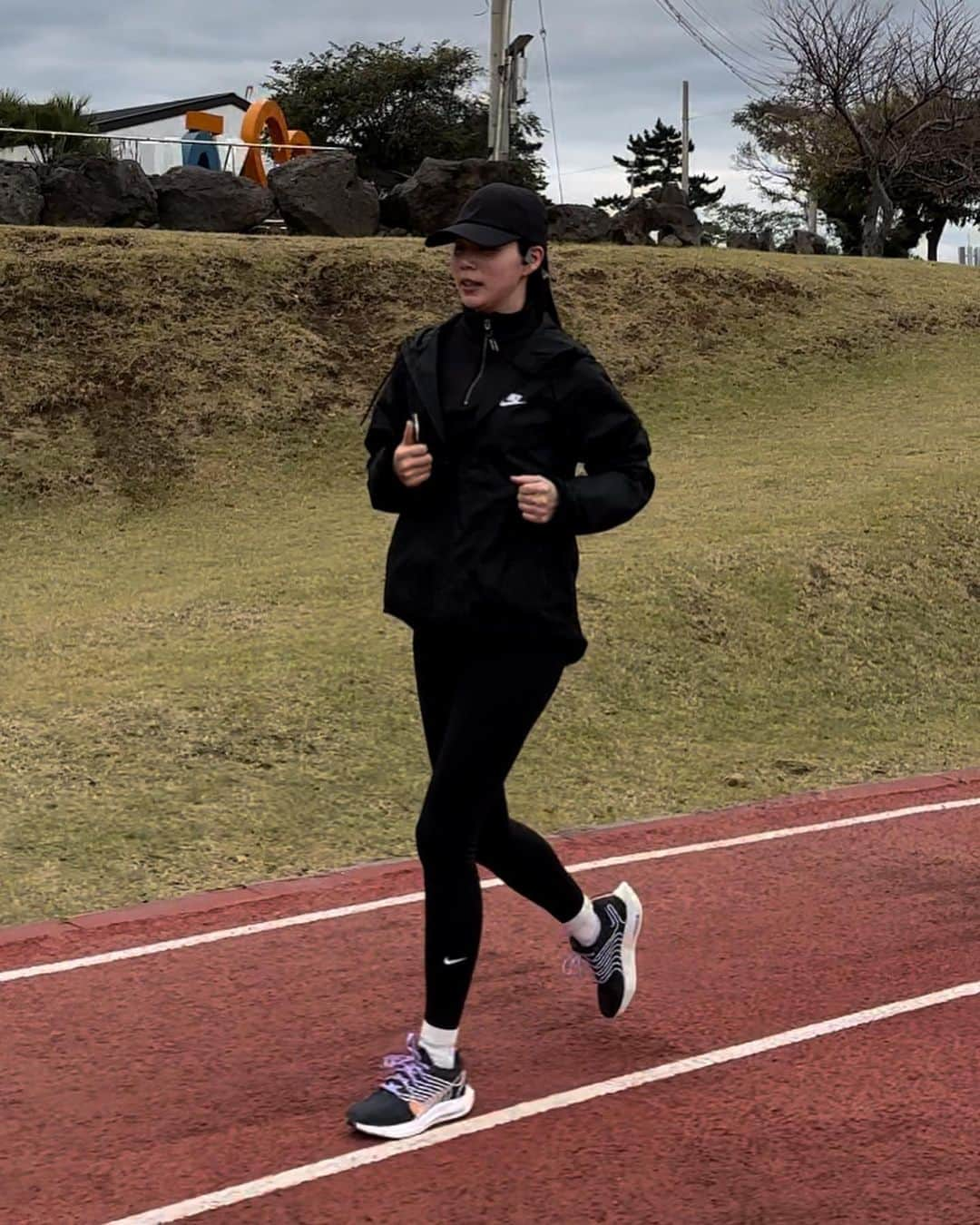 パク・シウンのインスタグラム：「가볍게 러닝~😋💕 겨울에도 러닝이 가능하다고하는데 올해는 도전해볼까봐요~잘할수있겠죠😅🤔  모든 초보러너들 화이팅~🤗😁👍  #제주 #러닝 #애월운동장 🤍 #photoby @0923mara 💕 #with @taihyun_zin ❤️」