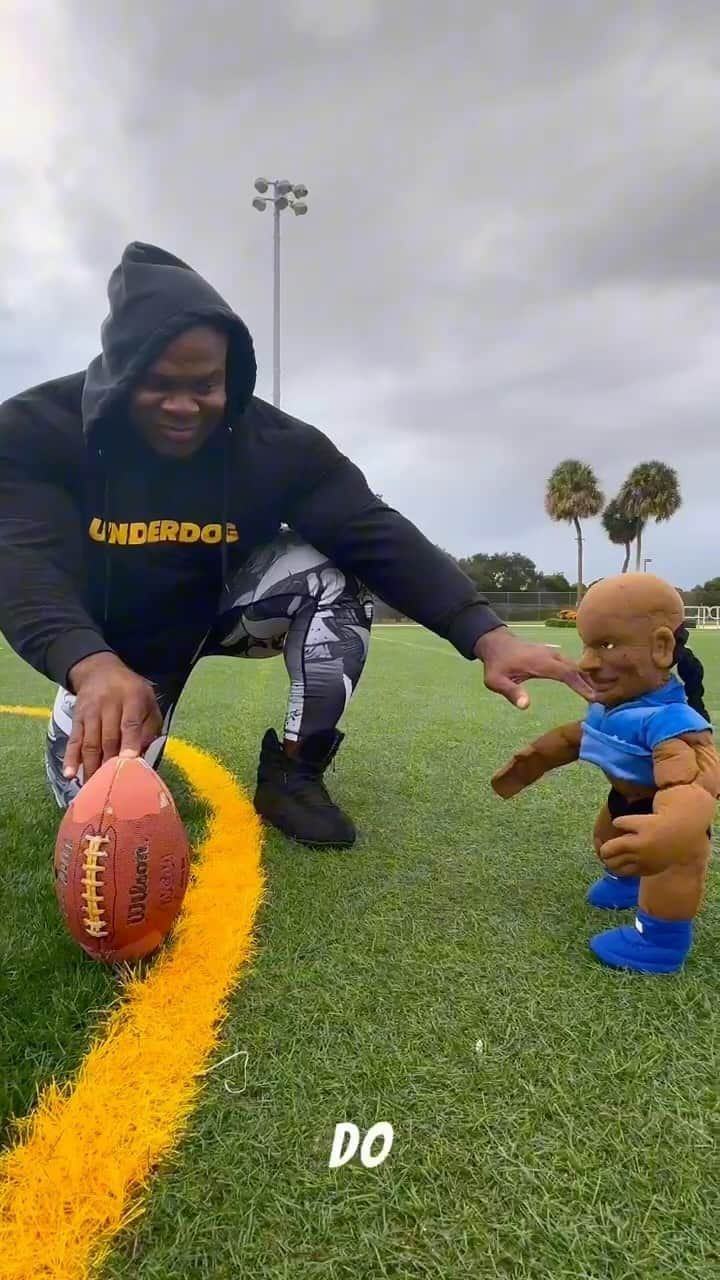 カイ・グリーンのインスタグラム：「Play with Me and MiniKai this season and you might just win! Download @underdogfantasy (link in bio) Use my Code KaiGreene, deposit anywhere from $10-$200 and get your deposit matched! Let’s goooo 🏈  #kaigreene #underdogfantasy」