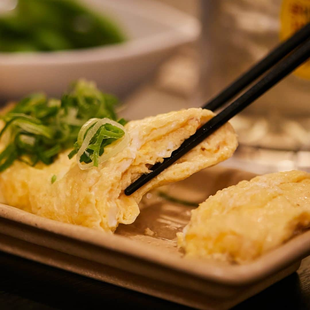 さんのインスタグラム写真 - (Instagram)「軽めの鉄板焼メニュー 『お好み焼き屋のだし巻き』  上品な味わいの白だしで溶いた卵を 丁寧に焼き上げています。  お酒のおつまみ、ごはんのお供にもピッタリ！ ここやねん自慢の逸品です。  #卵料理　#だし巻き卵 #お好み焼きはここやねん　 #ここやねん　 #粉もん #鉄板料理 #お好み焼き #焼きそば #もんじゃ焼き #リトパコーポレーション  #京都お好み焼き　 #大阪お好み焼き　 #滋賀お好み焼き #三重お好み焼き #奈良お好み焼き #兵庫お好み焼き #岐阜お好み焼き #和歌山お好み焼き  #関西ランチ　 #京都ランチ　 #大阪ランチ #滋賀ランチ #三重ランチ #奈良ランチ #兵庫ランチ #岐阜ランチ」11月14日 11時10分 - ccynen