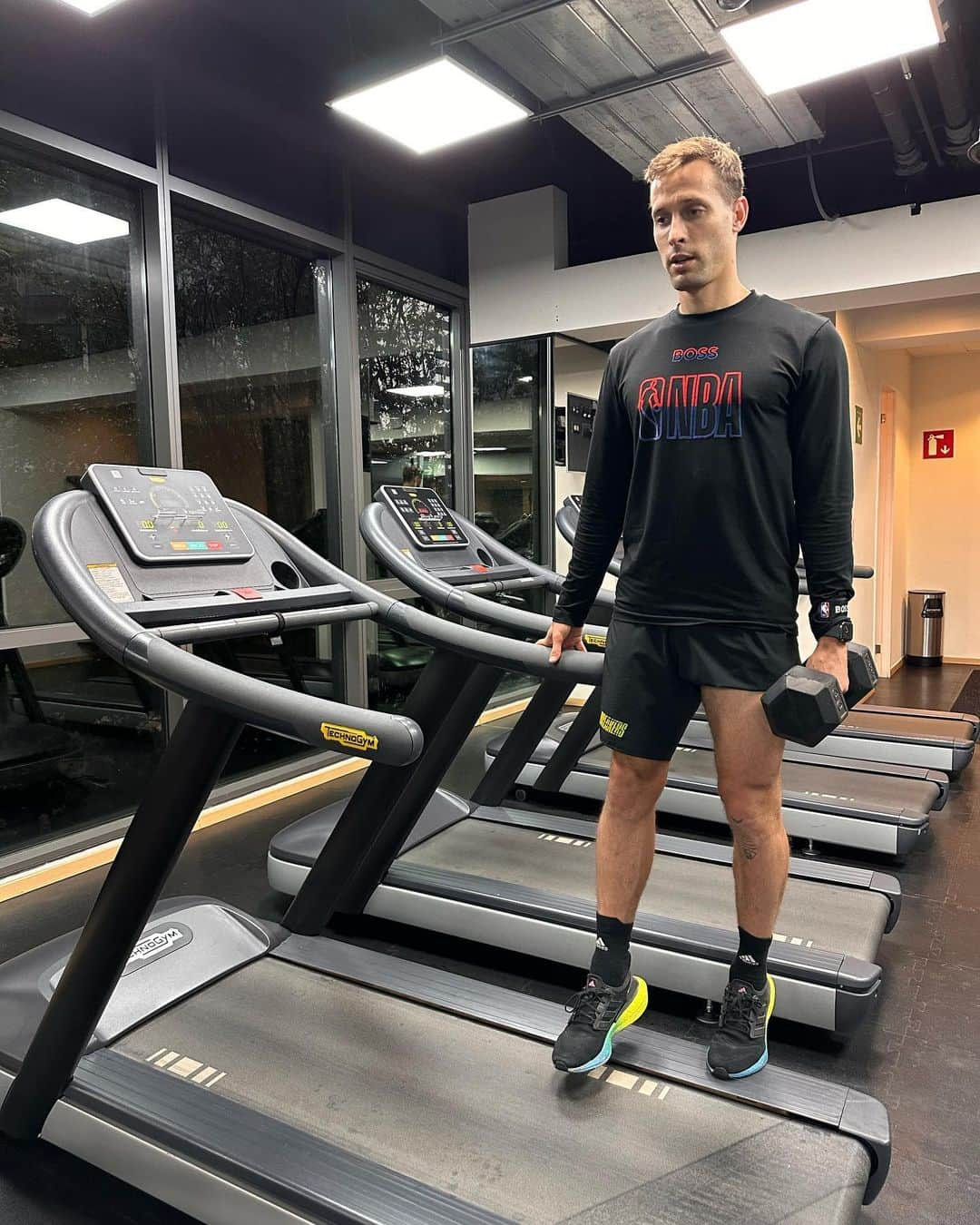 セルヒオ・カナレスのインスタグラム：「Nueva semana 💪🦍🧘‍♂️!」