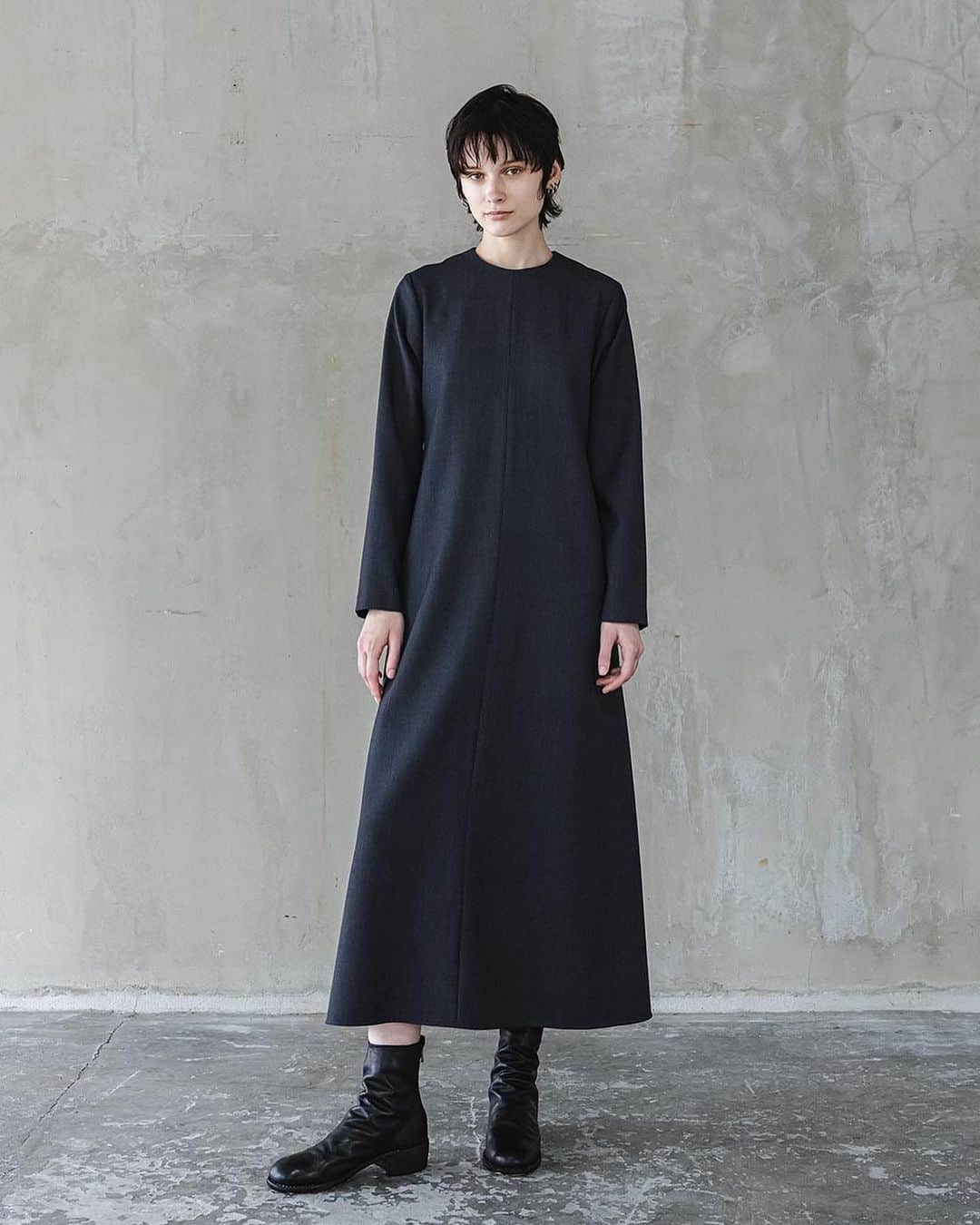 ENCHAINEMENT/mignonさんのインスタグラム写真 - (ENCHAINEMENT/mignonInstagram)「.  "Wool blend Long Dress" チャコールグレー/ストライプ ¥36,000JPY  ウール混の滑らかなギャバジンを使用した、ロングワンピース。原料にノンミュールウール（羊に痛みが伴うミュージングを行わない、羊本来の自然のまま優しい飼育方法で得られるウール）とリサイクルポリエステルの糸を使用した環境にも配慮した素材です。エシカルな素材の特徴だけでなく、生地に毛羽が少なく綺麗な素材感でデイリーに着用頂ける1枚。トレンド感のある後ろ開きのデザインとウエストからの太めリボンがポイント。後ろで結ぶだけでなく、前で軽く結ぶことでモード感のある着こなしのアレンジが楽しめます。  #enchainement #アンシェヌマン #アトレ恵比寿 #新丸の内ビル #淀屋橋odona #なんばパークス #広島パセーラ #アミュプラザ博多」11月14日 11時12分 - enchainement_official