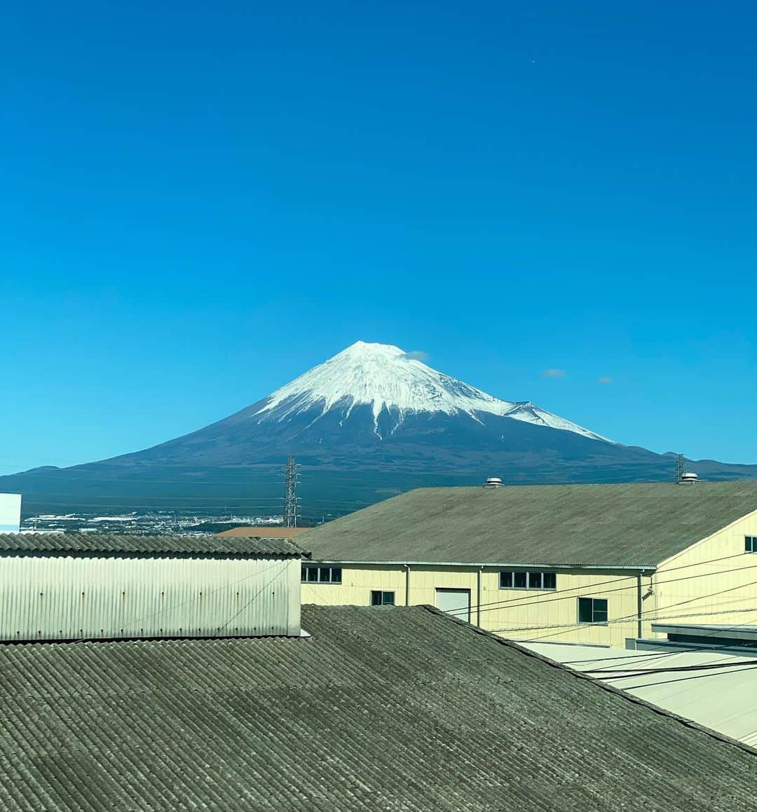 熊谷真実さんのインスタグラム写真 - (熊谷真実Instagram)「今日は東京。 昨日のサロペットにシャツ変えて。  楽ちんゆえ。  最高の富士山いただきました！  #熊谷真実 #最高の富士山 #晴天なり #今日も良い日」11月14日 11時14分 - mami_kumagai310