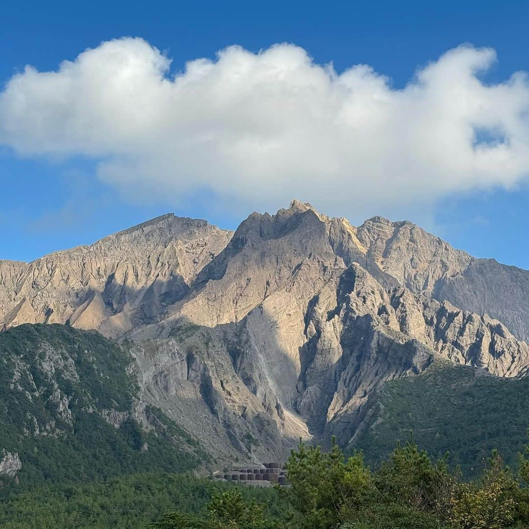 川辺ヒロシのインスタグラム：「桜島にここまで近づいたのは初めて。荒々しい。 長崎庵の焼飯、自分三大焼飯の１つ、あとは岡山やまとetc スリランカかごしまのビーフンを使ったヌードルカレー @rhythmos_co の美しい作業場の飯伏くん」