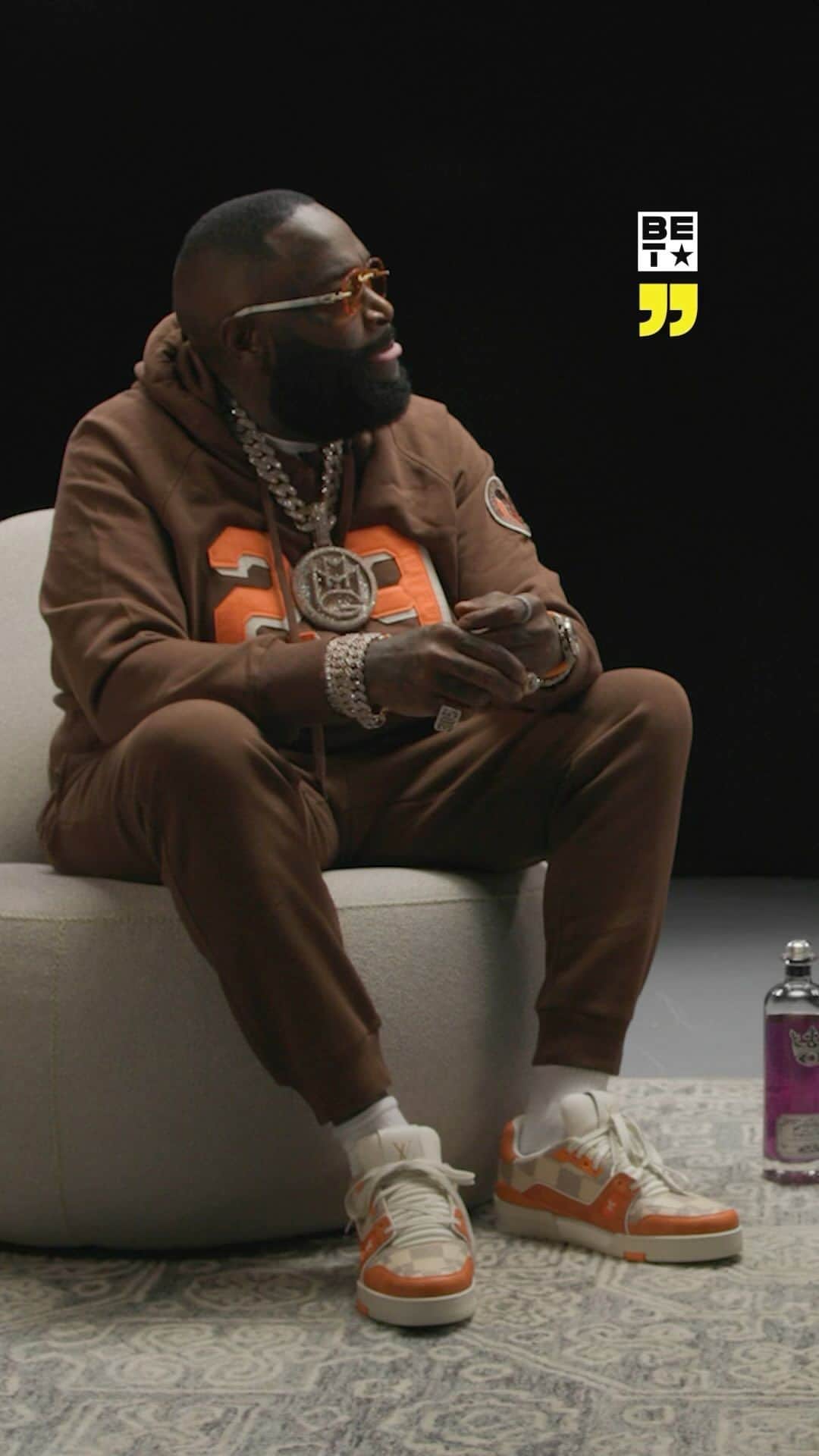 リック・ロスのインスタグラム：「#BETTalks: When Kanye West tells you to go harder, that’s exactly what you do!! Rick Ross chopped it up with BET and went down memory lane. The bawse recalls when Ye heard his verse for “Devil in a New Dress” and challenged him to rewrite it. Y’all know he floated on the beat! 🔥 Because of this, Rozay says he now writes multiple verses to have options. For the full interview, click link in bio.」
