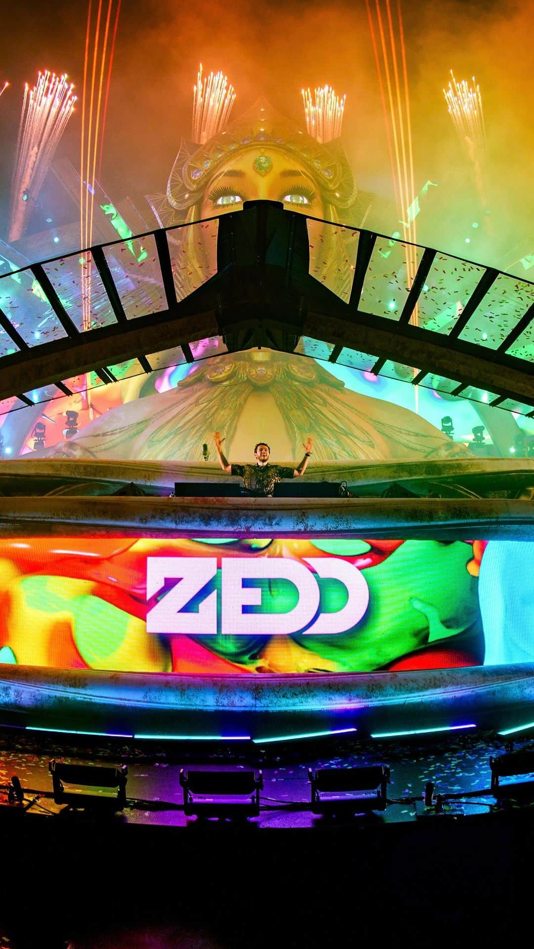 ゼッドのインスタグラム：「Those oh-so happy moments with @Zedd at #kineticFIELD...🎶 Take us back!🫶 #EDCOrlando」