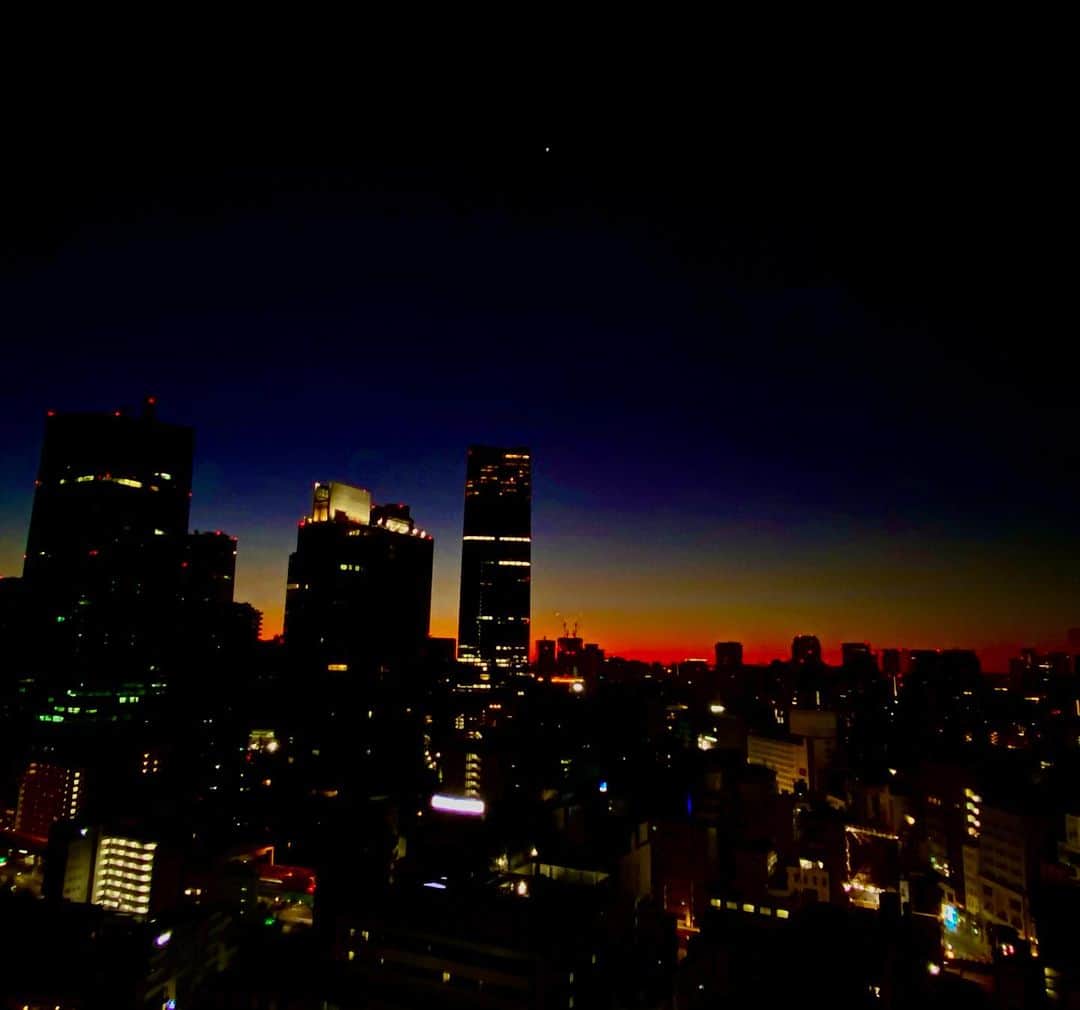 のインスタグラム：「11月14日5時38分の東京 私は今住んでいる街の今が一番好き。 京都、大阪、神戸、スイス、ウィーン、パリ、ブリュッセル、東京と移り住んできましたが何処に住んでも何時の時代を生きてもいつもそうでした。 そう感じる様に生きてきたと言うよりもそうでした。 たとえ家族や愛する人を亡くしても‥‥。 その方々のお陰で今があり 今、支えて下さっている方々のお陰でやはり今があり そして未来があります✨✨ 今日も一日楽しく頑張ります⤴️ #toshiyoroizuka #鎧塚俊彦　#トシヨロイヅカ　#東京」