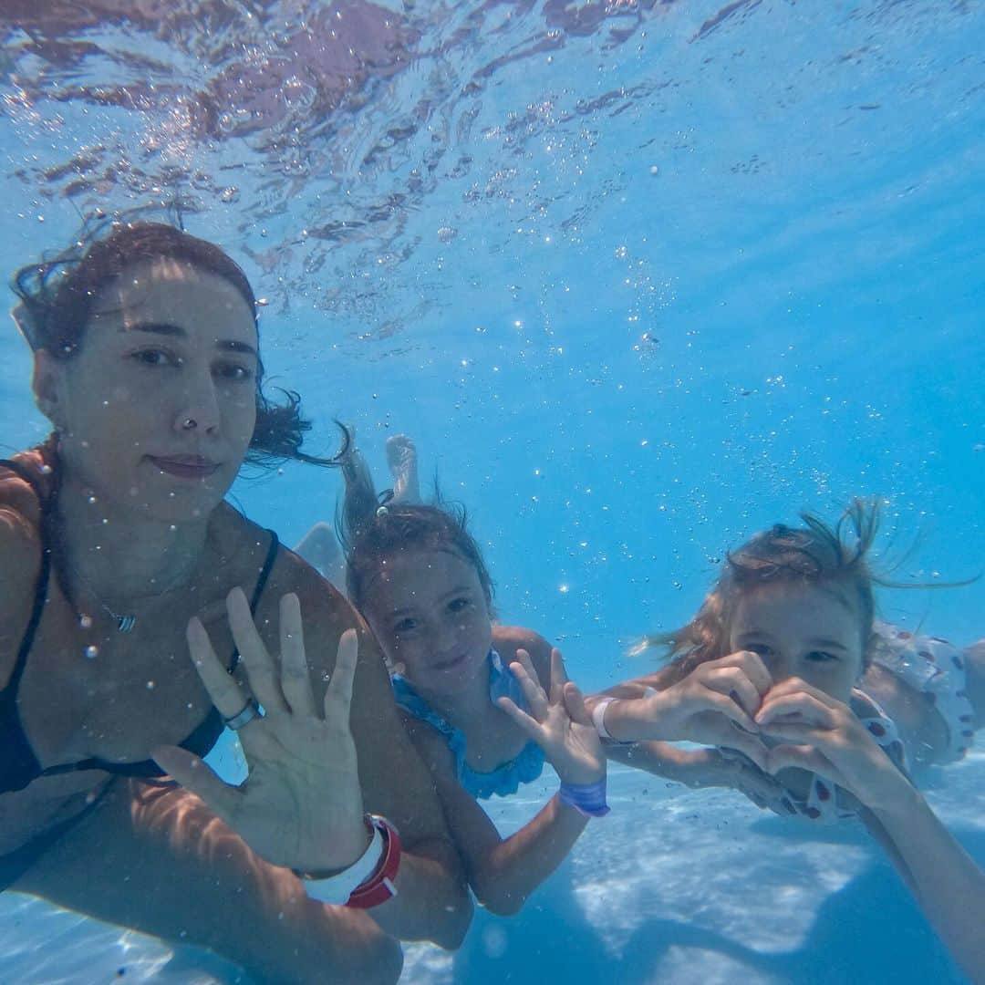 シェイラ・カストロさんのインスタグラム写真 - (シェイラ・カストロInstagram)「Beach Park! 😎🏝️💦   O parque aquático mais desejado pelas minhas filhas e pela maioria das crianças, foi o nosso destino para comemorar os cinco anos da Liz e da Ninna.   A ansiedade que elas estavam para a viagem, se transformou no sorriso e na alegria de poderem curtir o parque e tudo que ele tem para oferecer.   Diversão, cuidado, emoção para todas as idades e, acima de tudo, realização.   Obrigada, @beachpark por esses dias inesquecíveis!!」11月14日 6時10分 - sheillacastro