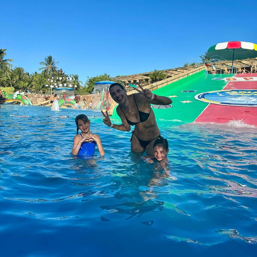 シェイラ・カストロさんのインスタグラム写真 - (シェイラ・カストロInstagram)「Beach Park! 😎🏝️💦   O parque aquático mais desejado pelas minhas filhas e pela maioria das crianças, foi o nosso destino para comemorar os cinco anos da Liz e da Ninna.   A ansiedade que elas estavam para a viagem, se transformou no sorriso e na alegria de poderem curtir o parque e tudo que ele tem para oferecer.   Diversão, cuidado, emoção para todas as idades e, acima de tudo, realização.   Obrigada, @beachpark por esses dias inesquecíveis!!」11月14日 6時10分 - sheillacastro