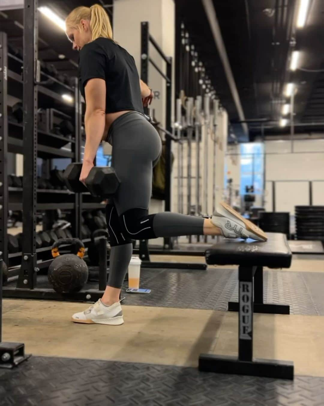 アニー・スラスドーターのインスタグラム：「You can’t technically call this a SUPERSET, but I’ll do it anyways!   8 - 12/side Off-set Bulgarian split squat 8 - 12/side Band single arm pulldown 30-seconds/side DB Off-set carry (front rack + overhead) 8 - 12/side Archer ring push up  Adding a little extra accessory after class is a FANTASTIC way to feel even more complied and the fastest way to 🍑  Btw, am I the only one who instantly feel at least 10% fitter when putting on a pair of good looking leggings? @tyrsport   @thetrainingplan @tyrsport」