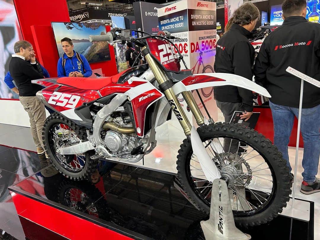 Racer X Onlineさんのインスタグラム写真 - (Racer X OnlineInstagram)「Fantic announces their 2024 MXGP team‼️ After the success in EMX and EMX125 Fantic sets it’s sights on MXGP a and MX2 with Glen Coldenhoff and Roan Van De Moosdijk on the 450 and Kay Karssemakers and David Braceras on the 250.   Read more on the new team at RacerXonline.com #Fantic」11月14日 6時14分 - racerxonline
