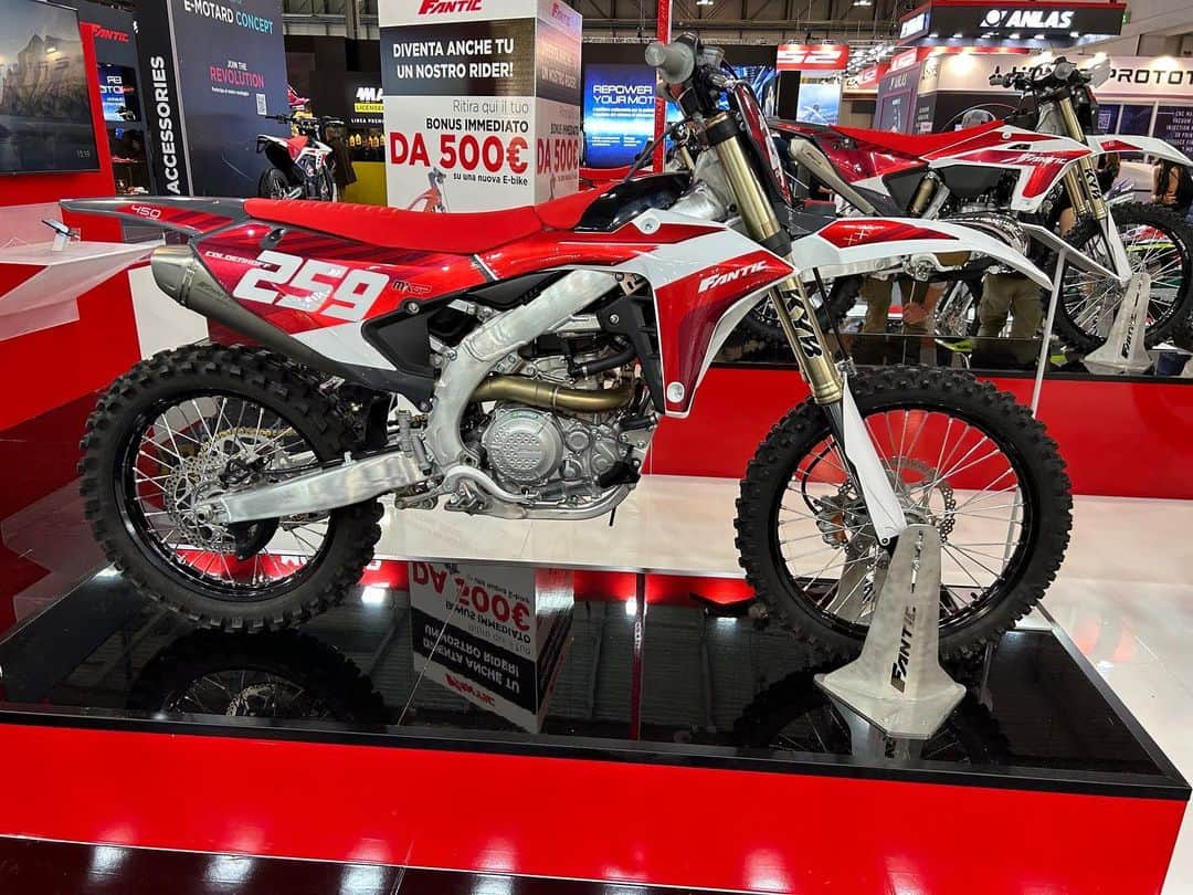 Racer X Onlineのインスタグラム：「Fantic announces their 2024 MXGP team‼️ After the success in EMX and EMX125 Fantic sets it’s sights on MXGP a and MX2 with Glen Coldenhoff and Roan Van De Moosdijk on the 450 and Kay Karssemakers and David Braceras on the 250.   Read more on the new team at RacerXonline.com #Fantic」