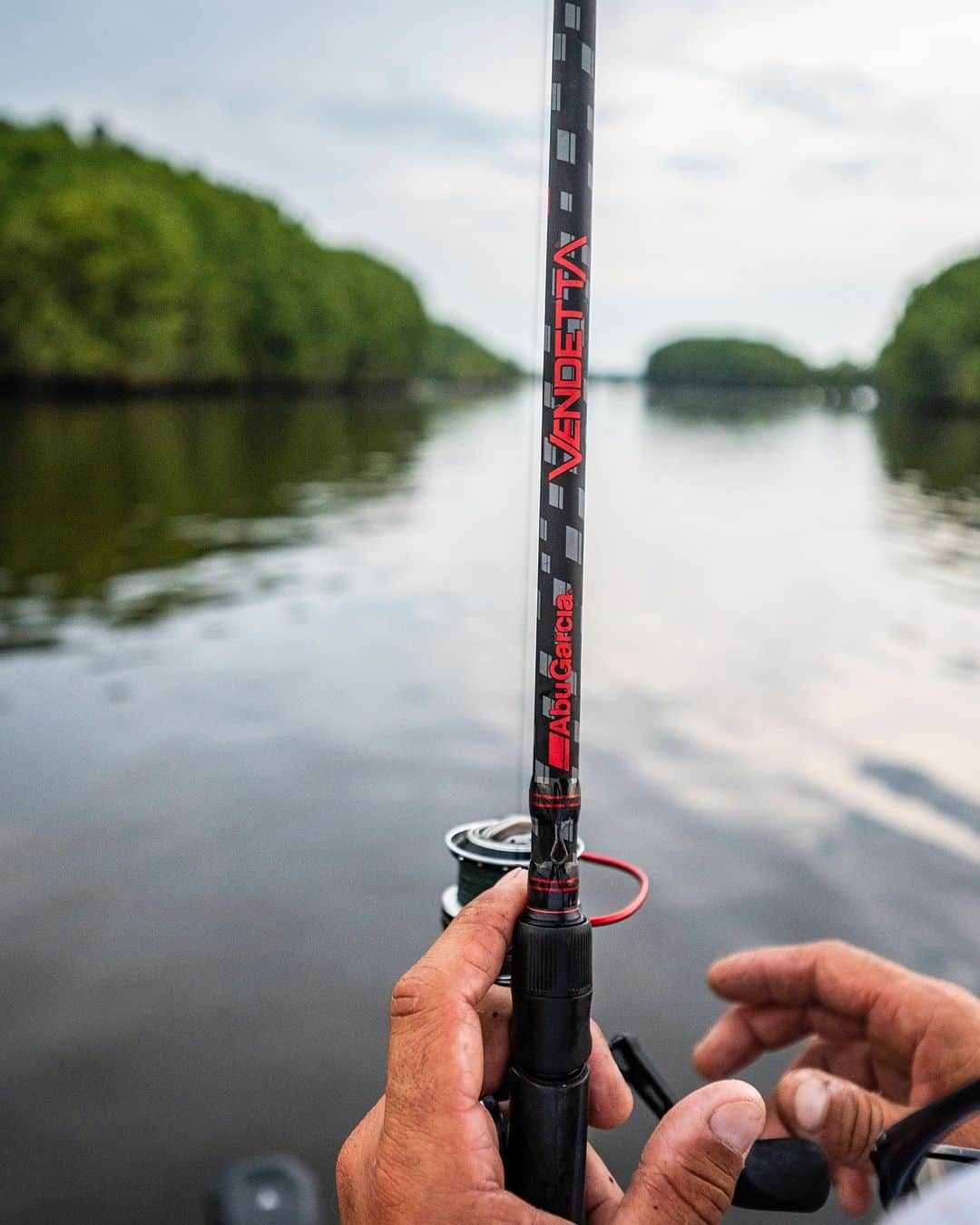 アブガルシアのインスタグラム：「A 30-ton graphite rod paired with IntraCarbon multidirectional carbon fibers allows the Vendetta to be extremely strong & durable, while staying well-balanced & comfortable to fish with thanks to a custom Carbon Constructed Reel Seat🔥   #abugarcia #fishtowin #vendetta #fishing #bassfishing」