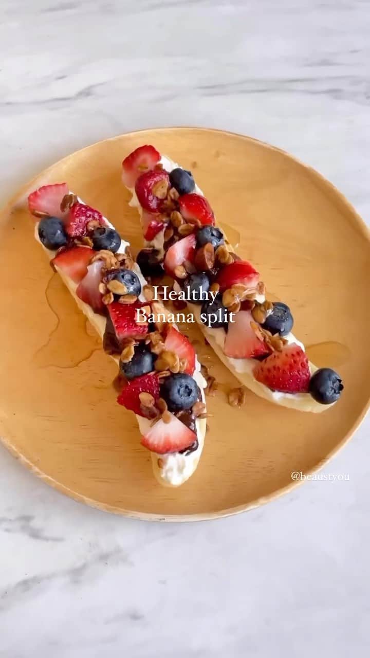 Sharing Healthy Snack Ideasのインスタグラム：「Healthy banana split recipe💖✨🫶🏼 via: • @balancingclub -banana🍌 -strawberry🍓 -blueberry🫐 -almond butter🍫 -granola🍪 -honey🍯  #reel #viral #rainbow #honeytoast #breakfastbowl #smoothie #smoothiebowl #whatieatinaday #อาหารคลีน #มื้อเช้า #โยเกิร์ต #reels #fyp #foodporn #reelsinstagram #foryou #fypシ #fypage #yogurtbowl #yogurt #simplebreakfast #healthy #healthyfood #breakfast #greekyogurt #breakfastideas #bananasplit」