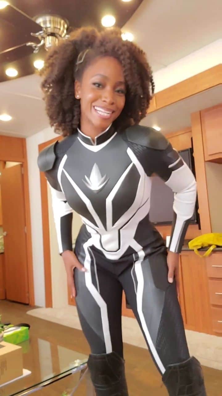 テヨナ・パリスのインスタグラム：「Nothing like that first suit up, baaaabaaayy!! 'Little Teyonah' is geeeekin' and 'Big Teyonah' cannot believe this country, chocolate gal, with big kinky hair, and thick thighs is suited- n -booted in a @marvelstudios superhero film struttin' in Ms. #MonicaRambeau's knee high boots!! 😳 Yall... AAAAAHHHHHHHHH!!!  Soooo many artists contributed to the thousands of moving parts to make this incredibly fun film and I'm honored and grateful for all of them and for the opportunity to be a small part!! 🖤🖤🖤   #TheMarvels in theatres NOW!! 💫  **video circa June 2021**」