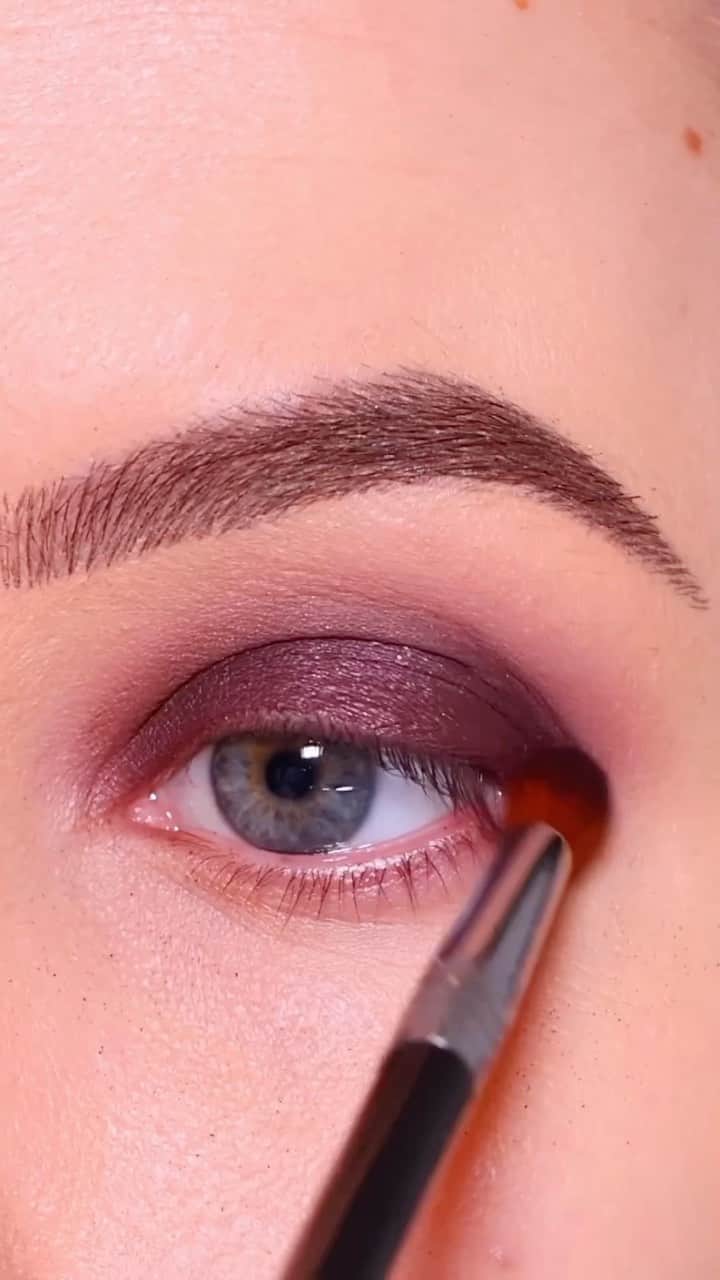 Anastasia Beverly Hillsのインスタグラム：「Save this romantic smokey eye glam for date-night inspo! 👀✨ @anknook (she/her) uses #ABHFallRomance and #ABHLashSculpt to get the look, now available @macys! ❤️‍🔥  #AnastasiaBeverlyHills」