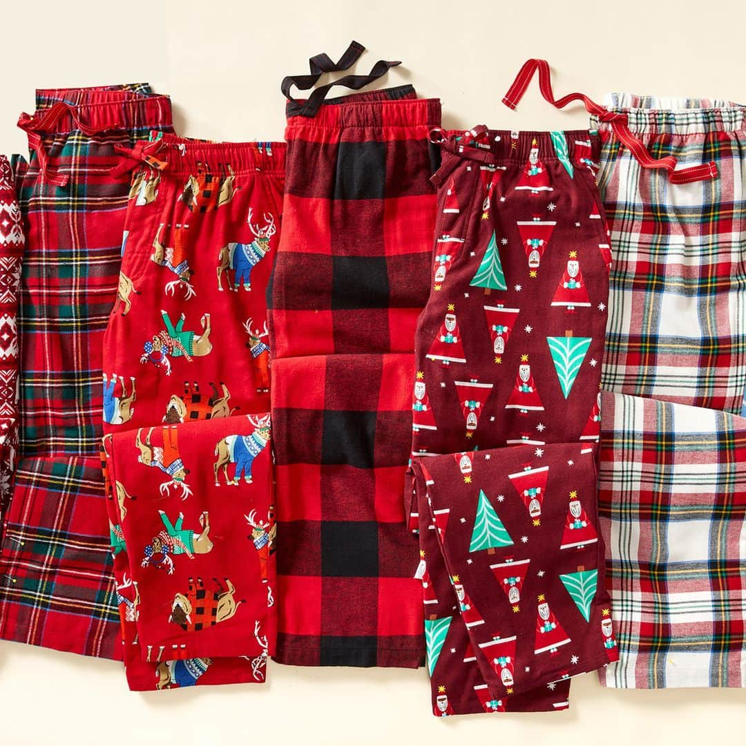 Old Navyのインスタグラム：「it's jammies o'clock, time to dress the part  #jinglejammies #familymatching #tistheseason」