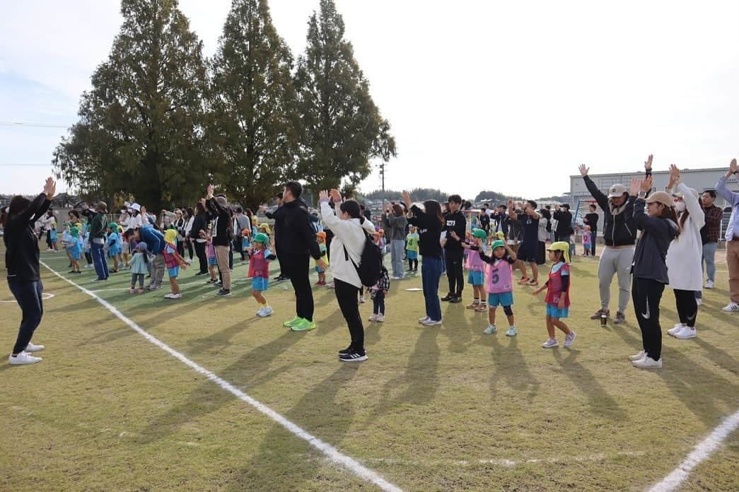 赤星拓のインスタグラム：「社会福祉法人和貴福祉会 あいあい保育園・かなさ保育園・かなさ秋桜保育園 第2回 プロアスリートと遊ぼう体育大会にゲスト講師として参加させていただきました！　 #ハンター鬼ごっこ （しっぽ取り）  3園の園児のみんな 保護者の皆様 みやきなでしこクラブの皆さん @miyaki.nadeshiko.club 中村 凌旺 さん(卒園児6年生 陸上100m×4リレー佐賀県1位) 三浦 翔琉 さん(卒園児6年生 ソフトテニス佐賀県大会2回優勝) 松雪理事長はじめ園職員の皆様  たくさん走って、たくさん笑って素敵な時間をありがとうございました！ たくさん元気をいただきました！  またお会いしましょう！  今回お邪魔したかなさ保育園、かなさ秋桜保育園さんには私たちHAL.より雑穀米（ベストアメニティ社）をお取扱いいただいております。 『食育×スポーツ』 スポーツをもっと楽しく。 ここからキミもアスリート。 #食育 #食育ソリューション #明治 #ザバス #ベストアメニティ #雑穀米 #HAL. #有明乳業 #アトレティコ佐賀 #SSB @hibrid.athlete.lab  @ariake.milk  @atletico.saga  @ssbiz_official」