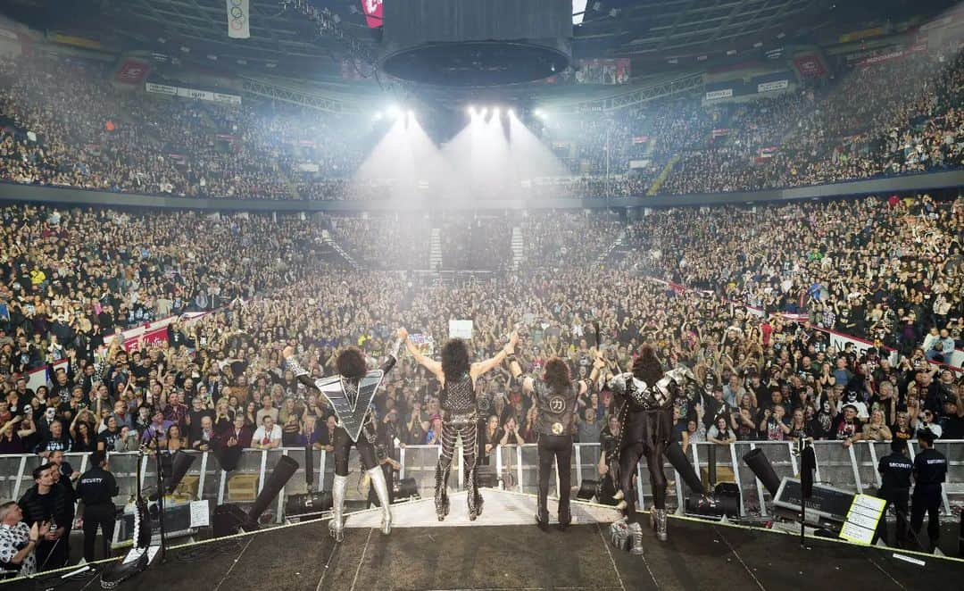 KISSのインスタグラム：「Thank You #CALGARY! Amazing night! We will NEVER forget You! #EndOfTheRoadTour」