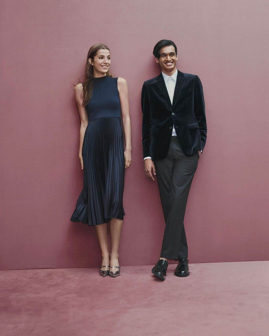 セオリーのインスタグラム：「Now is the season to celebrate. Dressing for the holidays isn’t always about dressing up—but it always involves something extra. Discover our edit at the link in bio. #TheoryHoliday」