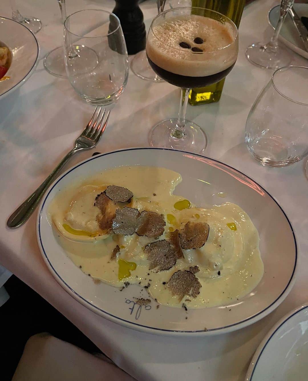 サマンサ・マリアのインスタグラム：「1. Get the Ravioli Tartufo & Pecorino STAT. (but maybe order two because the plates are small/sharing-style)  2. Girls night 🥂 (see slide 5)  3. Exploring @coaldropsyard is one of my favourite things to do, it’s so cute  4. Have been working out more for mental health than otherwise recently  5. ‘2 Hours….later’  6. Lunch with Pandora *pressevent  7. On repeat 🔁  8. 🏦」