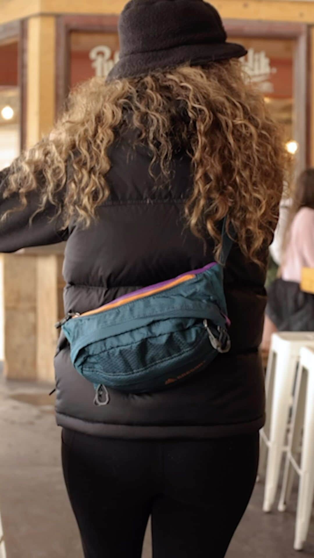 グレゴリーのインスタグラム：「Grab coffee with us ☕️ Pack: Nano Waistpack」