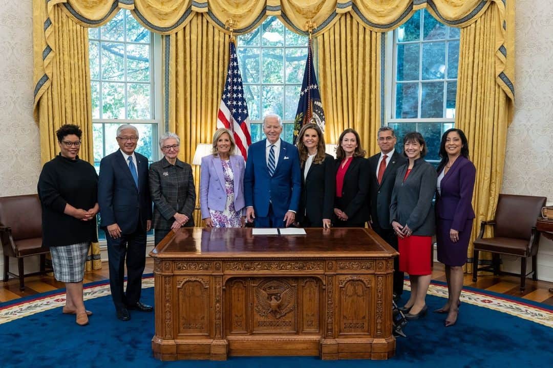 The White Houseさんのインスタグラム写真 - (The White HouseInstagram)「President Biden – joined by First Lady Jill Biden, Biden-Harris Administration officials, and champions of women’s health research – just signed a Presidential Memorandum establishing the first-ever White House Initiative on Women’s Health Research.」11月14日 8時00分 - whitehouse