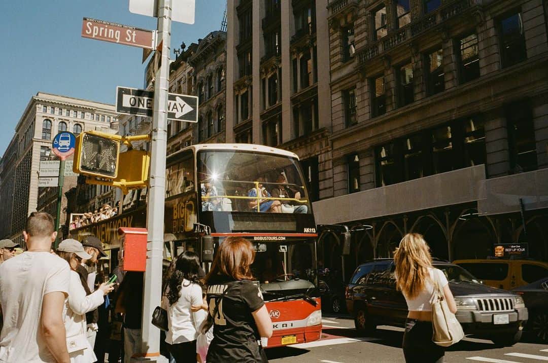 ラグ&ボーンのインスタグラム：「NEW YORK HITS DIFFERENT. Different locations have different energies, and New York is defined by the highest of all the energies, it’s a living and breathing piece of art. We're proud to call it home.   photographed by @miablessinger」