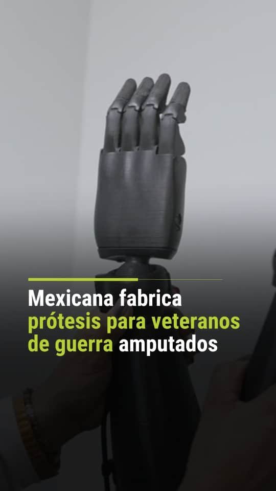 Primer Impactoのインスタグラム：「➡️ Esta mexicana le ayuda a veteranos de guerra amputados a seguir con su vida gracias a las prótesis que fabrica.  Reporta Martha Flores.  📺 Más en Primer Impacto a las 5pm/ 4C de lunes a viernes por @univision   #prótesis #veteranos #amputado #mexicana #PrimerImpacto」